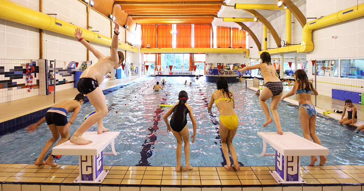 Jeune femme dans les vestiaires de la piscine 1